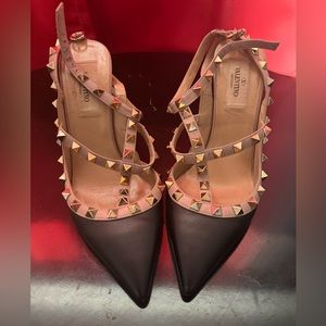 Valentino Rockstud T Strap 100 pumps in poudre & black